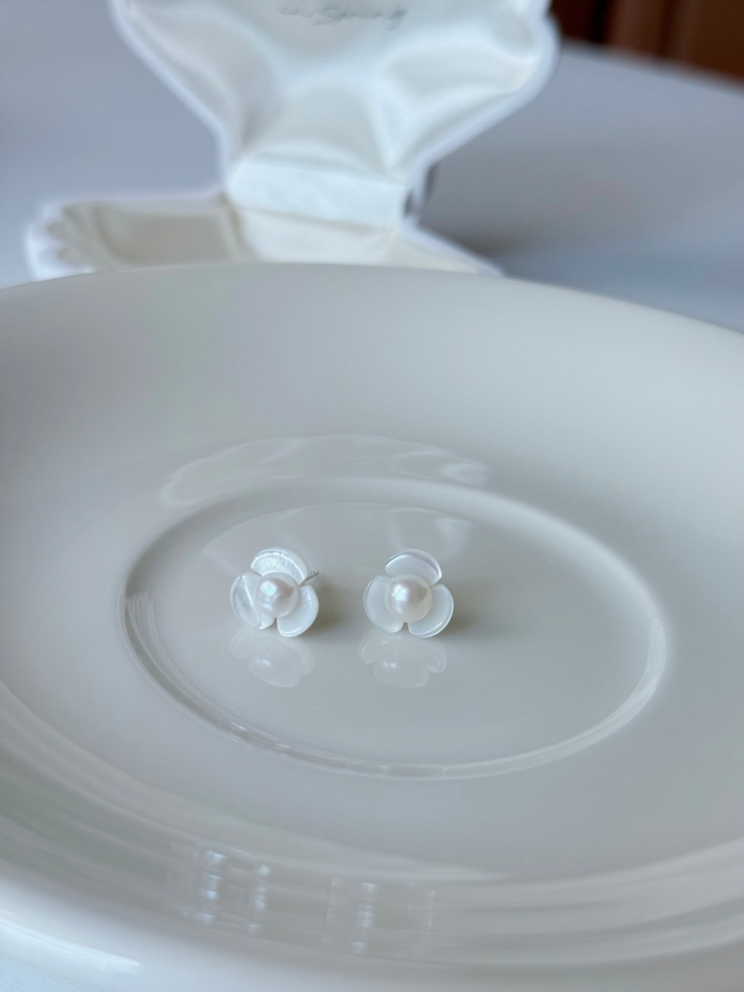 淡水珍珠花瓣耳環