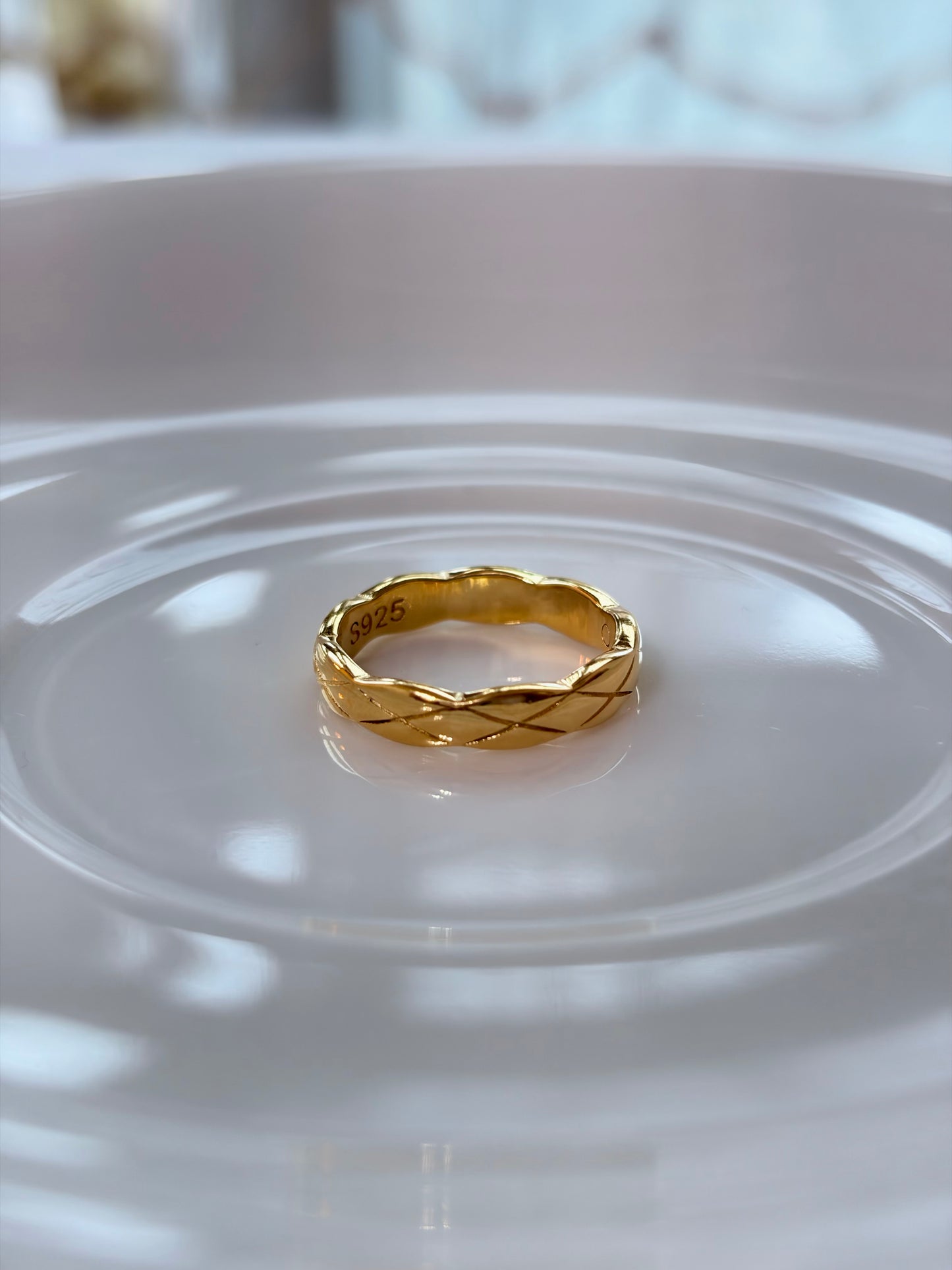 經典不敗的菱格紋戒指